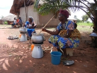 africaines-cuisinant-a-la-biomasse-seche-avec-le-micro-cogenerateur-biolite-www-bioenergie-promotion-fr