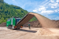 broyeur-bivalent-axtor-de-chez-komptech-pour-grumes-palettes-et-dechets-verts-photo-hantsch-www.bioenergie-promotion.fr