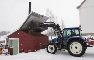 chargement-dun-silo-a-bois-dechiquete-a-toit-amovible-en-norvege-photo-eiliv-sandberg-www-bioenergie-promotion-fr