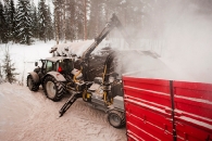 dechiquetage-agricole-de-bois-energie-en-finlande-photo-valtra-www-bioenergie-promotion-fr