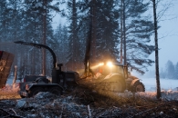 dechiquetage-de-bois-energie-en-finlande-lhiver-photo-valtra-www-bioenergie-promotion-fr