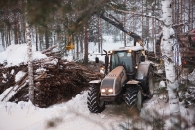 dechiquetage-de-bois-energie-sous-la-neige-en-finlande-photo-valtra-www-bioenergie-promotion-fr