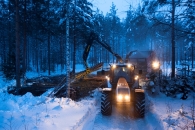 dechiquetage-de-branches-dans-la-nuit-finlandaise-photo-valtra-www.bioenergie-promotion.fr