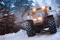 dechiquetage-nocturne-en-finlande-photo-valtra-www-bioenergie-promotion-fr