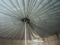 double-membrane-souple-de-digesteur-elle-resiste-aux-uv-et-est-maintenue-sous-pression-par-un-ventilateur-a-3-mbars-photo-weltec-www-bioenergie-promotion-fr