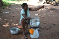 ghaneenne-cuisinant-en-rechargeant-son-telephone-portable-avec-le-microcogenerateur-biolite-www-bioenergie-promotion-fr
