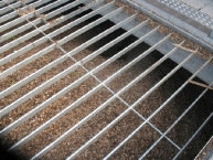grille-antichute-au-dessus-dun-silo-enterre-a-bois-dechiquete-photo-lamine-badji-www.bioenergie.promotion.fr