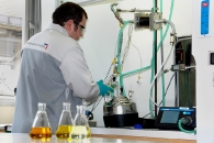 laboratoire-biocarburants-au-centre-technique-de-belchamp-photo-psa-www.bioenergie-promotion.fr