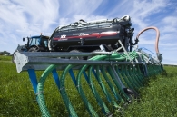 les-pendillards-permettent-un-epandage-precis-des-digestats-liquides-de-methanisation-photo-valtra-www.bioenergie-promotion.fr