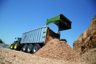 livraison-de-bois-dechiquete-par-remorque-agricole-photo-fliegl-www-bioenergie-promotion-fr