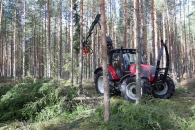 premiere-eclaircie-mecanisee-avec-un-tracteur-photo-valtra-www.bioenergie-promotion.fr