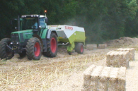 pressage-de-menue-paille-en-balles-rectangulaires-photo-thierart-www.bioenergie-promotion.fr