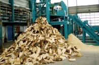 Production-de-bois-de-chauffage-sur-une-scie-fendeuse-trex-photo-Sommer-www.bioenergie-promotion.fr