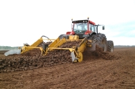 preparation-de-tourbe-energie-en-finlande-photo-valtra-www.bioenergie-promotion.fr