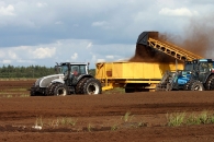 recolte-de-tourbe-energie-en-finlande-photo-valtra-www.bioenergie-promotion.fr