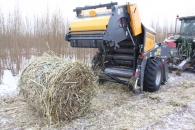 sortie-dune-balle-de-petit-bois-de-la-recolteuse-botteleuse-biobaler-www.bioenergie-promotion.fr