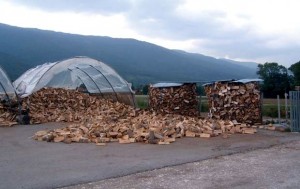 Serres de séchage des bûches sur aire goudronnée