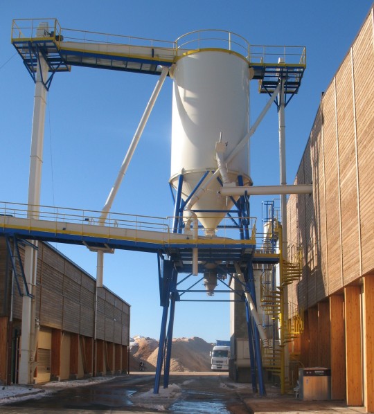 Silo de chargement des camions souffleurs à l'usine EO2, photo Frédéric Douard