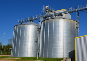 Les deux silos de stockage de granulés PHENIX ROUSIES à Arlanc, photo Frédéric Douard