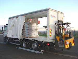 Camion de livraison des palettes avec chariot embarqué Transmanut