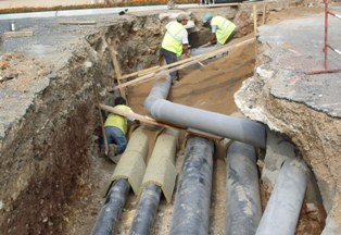 La pose du réseau de chaleur par Engelvin TP Réseaux, photo BioEnergie Lozère