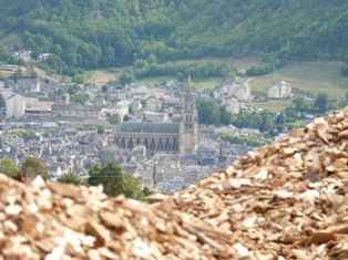 Vue de la ville de Mende depuis le stockage de plaquettes de BioEnergie Lozère, photo Frédéric Douard