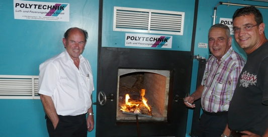 Wolfgang BAUER, Polytechnik, Michel et Vincent ENGELVIN, BioEnergie Lozère, lors de l'allumage des chaudières, photo Polytechnik