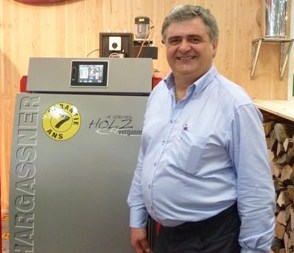 M. Hargassner devant la chaudière à bûches