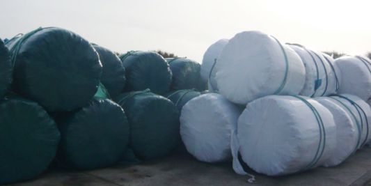 Balles de déchets ménagers enrubanées sur les îles du Ponant
