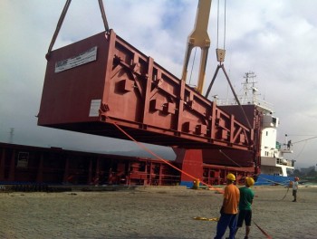 Chargement sur le bateau au port d’Itajaì, photo Nexténergies
