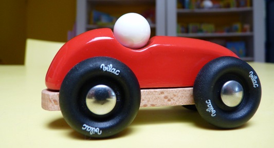 Voiture emblématique de la gamme Vilac, en hêtre du Jura, photo Frédéric DOUARD