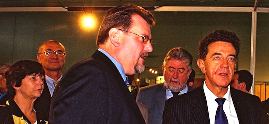 Adrien Zeller président de la région Alsace, Bernard Cornelius présentant son stand et Yves Cochet, ministre de l'environnement au salon BOIS ENERGIE 2001 à Mulhouse