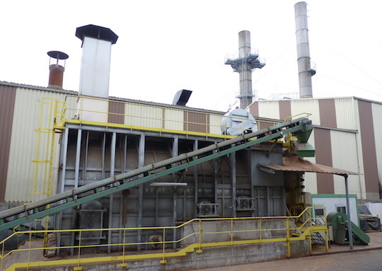 Le générateur d'air chaud de la Coopédom fonctionne en cocombustion charbon et biomasse, photo Frédéric Douard