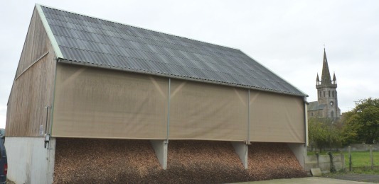 Le stockage de plaquettes de la chaufferie du Gouray, photo Frédéric Douard