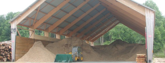 Hangar à plaquettes forestières de D. Ponta dans le Jura, photo Frédéric Douard