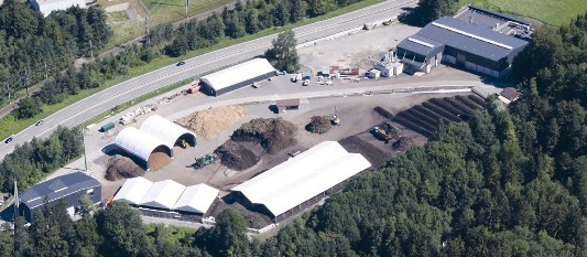 Le Biomassezentrum de Spiez, méthanisation à gauche, compostage au centre et chaufferie à droite, photo Oberland Energie