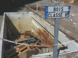 Collecte de vieux bois en déchetterie professionnelle, photo Frédéric Douard