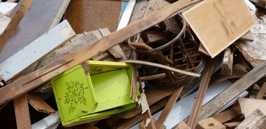 Déchets de meubles usagés, photo Frédéric Douard