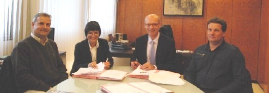 De gauche à droite M & Mme Masini, Pascal Viné et Sylvain Tissot de Bois Bûche Jura, photo Christiane Baroche, ONF