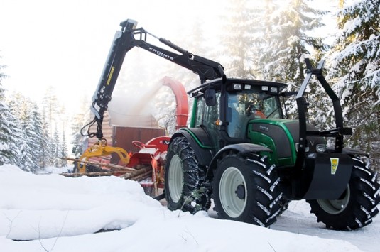 Dechiquetage agricole en Finlande avec une coupeuse a disque Junkkari, photo Valtra