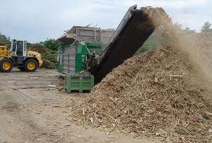 Préparation de bois de recyclage avec un broyeur CRAMBO de chez Komptech