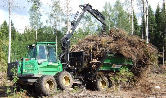 Débardage de rémanents forestiers en Suède