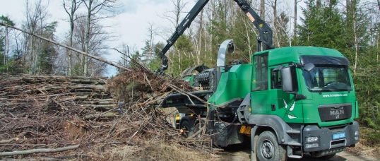 Déchiquetage bord de route forestière, photo Komptech