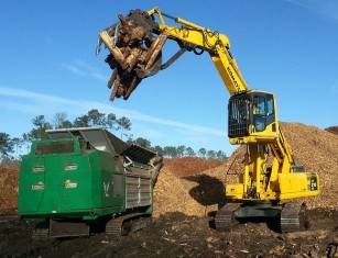 Opération de broyage de souches par LOREKI dans la forêt landaise, avec le broyeur CRAMBO de chez Komptech