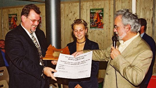 Marcel Godinat, à droite, remettant un grand prix de l'innovation à Bernard Cornelius kors du salon BOIS ENERGIE 2001 à Mulhouse