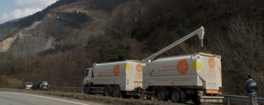 Camion citerne Transmanut avec remorque des Ets Azurpellet en Savoie