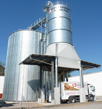 Le silo Privé de 1000 t de Savoie Energie, avec le petit silo de 100 t et le dépousiéreur de remplissage camion, photo Frédéric Douard
