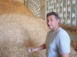 Patrick Pizzirusso devant son stockage de plaquettes, photo Frédéric Douard