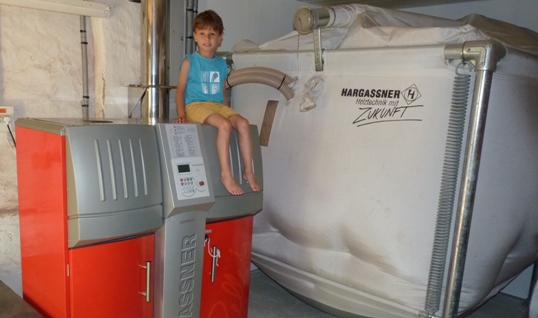 Titouan, 6 ans, très fier de sa chaudière écologique, photo Frédéric Douard