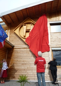 L'inauguration du bâtiment et révélation de l'enseigne en bois de pays par M. et Mme Hargassner, photo Frédéric Douard